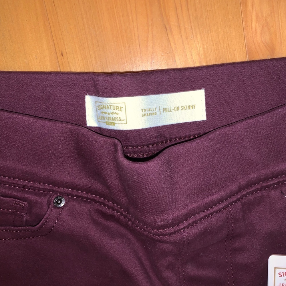 Women’s Levi pulling skinny jeans. NWT - Picture 6 of 8